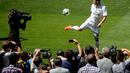 Mateo Kovacic saat diperkenalkan sebagai pemain baru Real Madrid di Stadion Santiago Bernabeu. (19/8/2015). (AFP Photo/Dani Pozo)