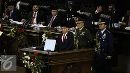 Presiden Joko Widodo berpidato saat sidang tahunan MPR RI Tahun 2015 di Jakarta, Jumat (14/8/2015). Sidang dihadiri 470 anggota MPR RI. Hadir pula para menteri Kabinet Kerja, pimpinan lembaga negara, dan perwakilan duta besar. (Liputan6.com/Faizal Fanani)