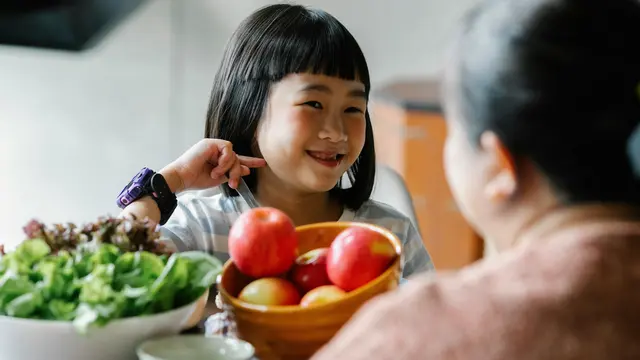 1. Beri Contoh dengan Kebiasaan Sehat