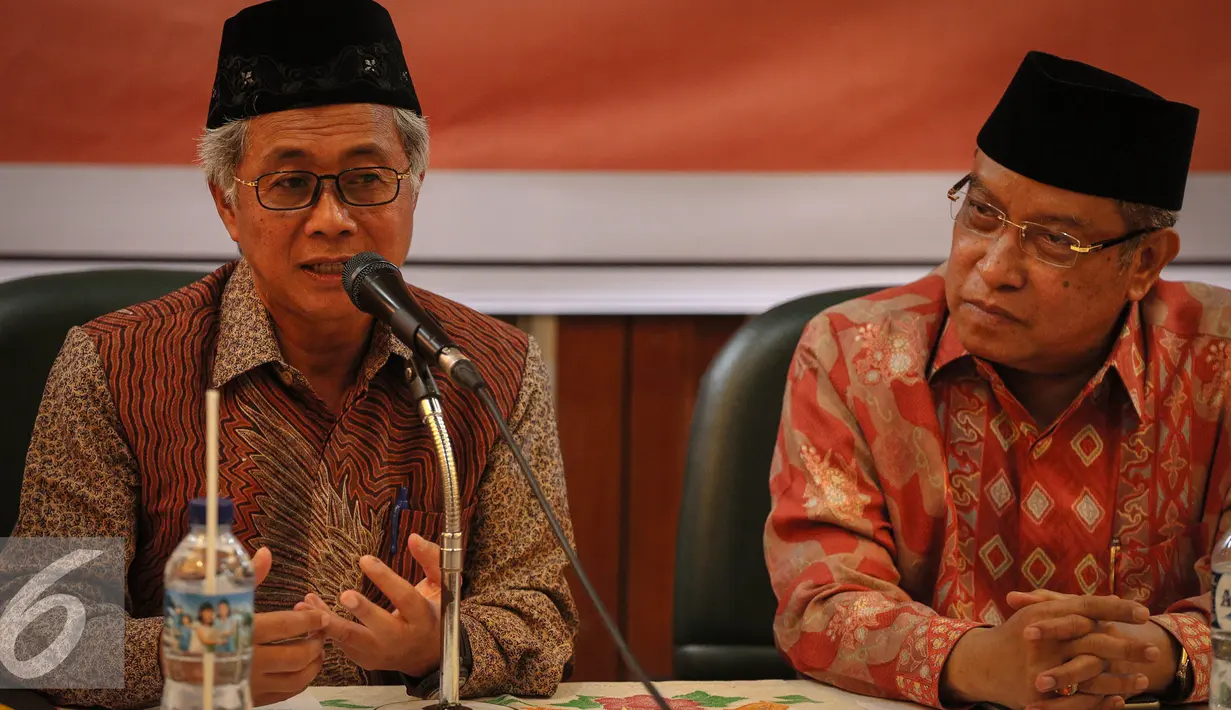 Dwi Soetjipto (kiri) memberikan sambutan dalam penandatanganan MoU di Gedung PBNU, Jakarta, Rabu (4/1). MoU tersebut untuk pengembangan ekonomi umat terkait dengan pemanfaatan energi dan pengabdian masyarakat. (Liputan6.com/Faizal Fanani)