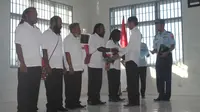 Presiden Jokowi memberikan grasi terhadap lima narapidana politik di Lapas Abepura, Jayapura, Papua, Sabtu (9/5/2015). (Liputan6.com/Katharina Janur)