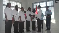 Presiden Jokowi memberikan grasi terhadap lima narapidana politik di Lapas Abepura, Jayapura, Papua, Sabtu (9/5/2015). (Liputan6.com/Katharina Janur)