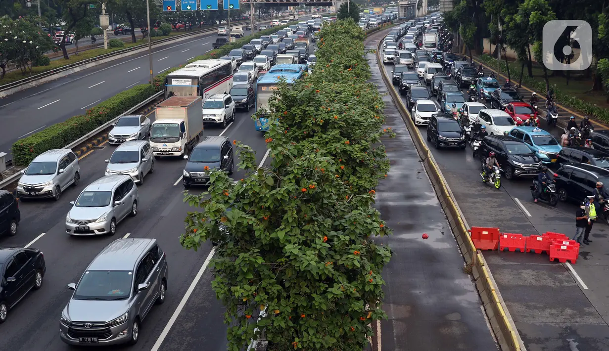 Sejumlah pengendara terjebak kemacetan pengalihan arus lalu lintas di sekitar Jalan Gatot Subroto dekat Gedung MPR/DPR/DPD RI, Rabu (24/6/2020). Sebagian arus lalu lintas yang mengarah Gedung MPR/DPR/DPD RI dialihkan akibat adanya aksi unjuk rasa menentang RUU HIP. (Liputan6.com/Helmi Fithriansyah)