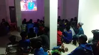 Bobotoh Persib Bandung di Garut menonton bareng duel Maung Bandung melawan Persija. (Bola.com/Permana Kusumadijaya)