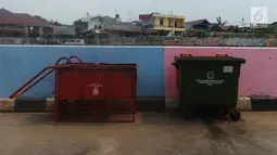 Tong sampah asal Jerman terlihat di kawasan Kampung Pulo, Jakarta, Selasa (5/6). Pengadaan tong sampah asal Jerman oleh Dinas Lingkungan Hidup DKI Jakarta ini menjadi viral di media sosial. (Merdeka.com/Imam Buhori)