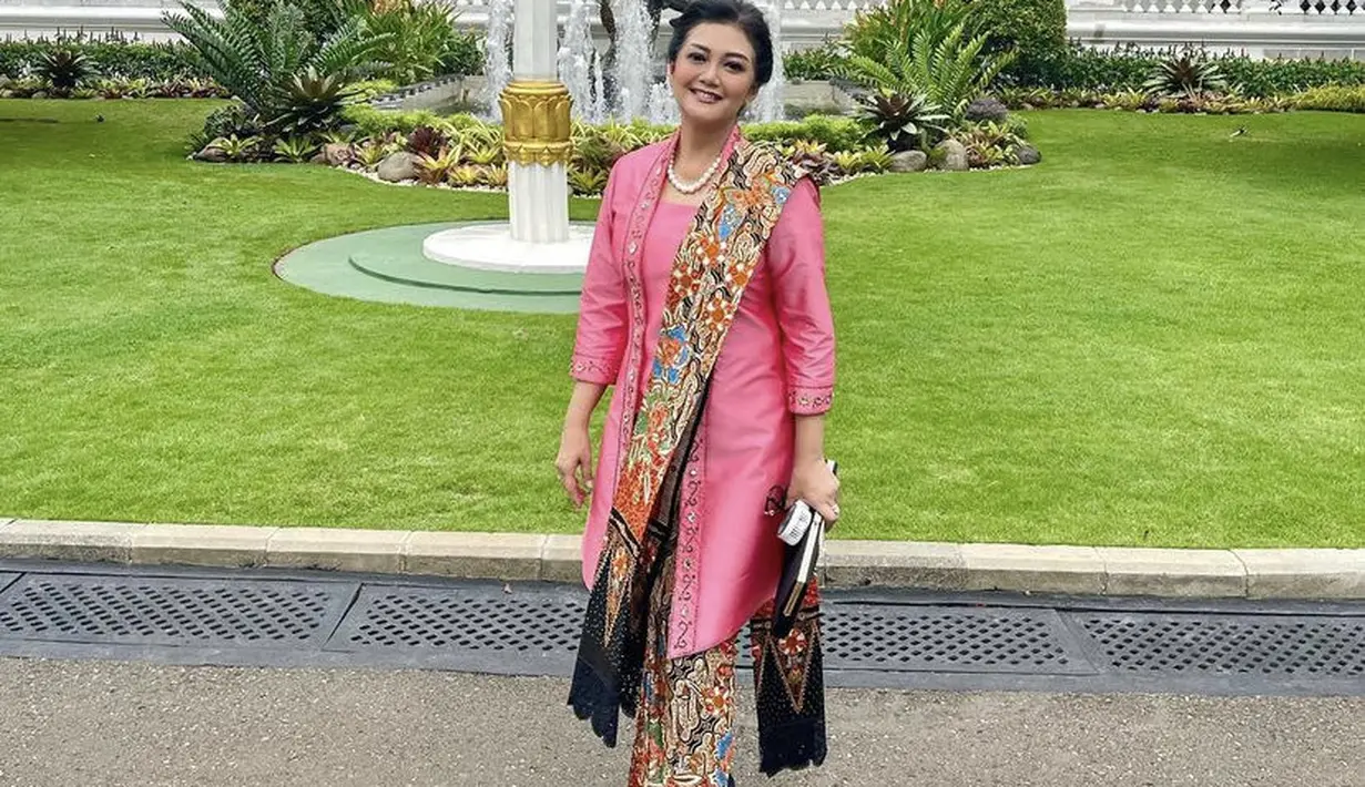 Kebaya dipadukan dengan selendang dan rok kain batik dengan corak dan warna yang serasi. Dipadukan heels hitam dan clutchnya. [Instagram/@bellasaphiraofficial]