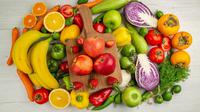 Makan buah dan sayur untuk hidrasi tubuh. (Foto: Freepik/KamranAydinov)