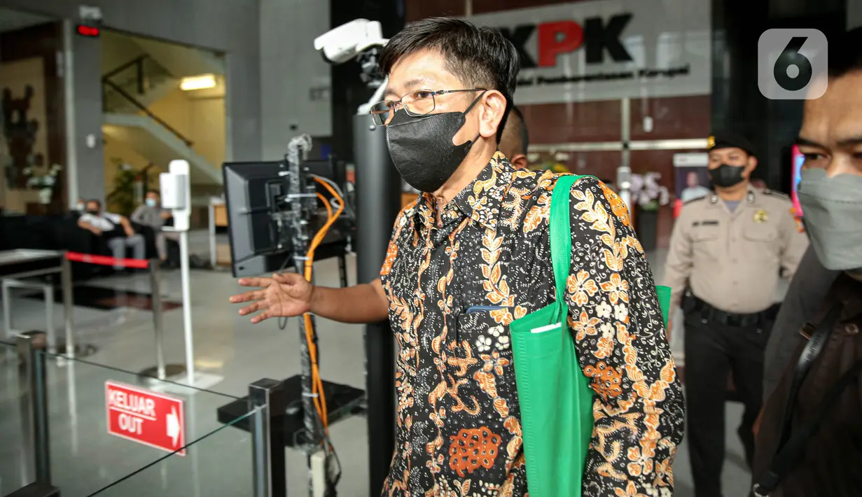 Kepala Kantor Pajak Madya Jakarta Timur, Wahono Saputro, berjalan meninggalkan Gedung Merah Putih KPK, Jakarta Selatan, Selasa (14/3/2023).  Wahono Saputro telah menjalani klarifikasi soal harta kekayaannya selama tujuh jam dengan KPK. (Liputan6.com/Faizal Fanani)