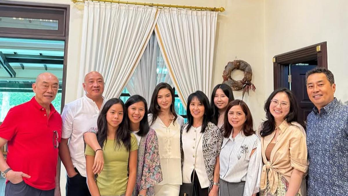 10 Gaya Artis Bersama Keluarga di Kampung Halaman saat Mudik, Raline Shah ke Medan hingga Mahalini ke Cimahi