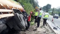 Para pekerja proyek pelebaran jalan di Sibolangit tertabrak truk saat mengecor jalan. (Liputan6.com/Reza Efendi)