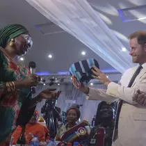 Pangeran Harry dan Meghan Markle memenuhi undangan Departemen Pertahanan Nigeria. (dok. Kola SULAIMON / AFP)