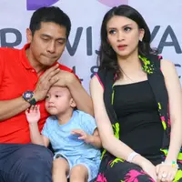 Akan tetapi masalah tersebut bisa diatasi bahkan Adi dan Donita berencana keluar Rumah Sakit pada Minggu 14 Januari 2018. "Sekarang baby nya sudah sehat, Besok rencananya pulang," kata Adi. (Nurwahyunan/Bintang.com)