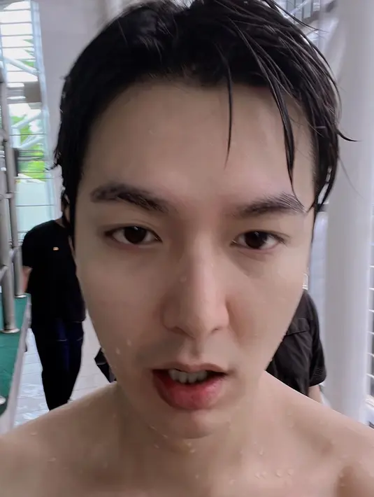 <p>Yang patut diapresiasi juga adalah ketampanan Lee Min Ho setelah latihan loncat indah. Rambut basah membuatnya makin keren. (Instagram/actorleeminho)</p>