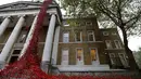Pajangan karya seni bunga poppy bertajuk 'Weeping Window' dipasang di The Imperial War Museum, London, Kamis (4/10). Patung bunga poppy tersebut merupakan karya seniman Paul Cummins dan desainer Tom Piper. (AP Photo/Kirsty Wigglesworth)