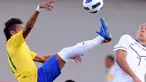 Penyerang Timnas Brasil Neymar (kiri) berebut bola dengan winger Timnas Belanda Arjen Robben dalam laga persahabatan di Goiania, Brasil, 4 Juni 2011. AFP PHOTO/EVARISTO SA