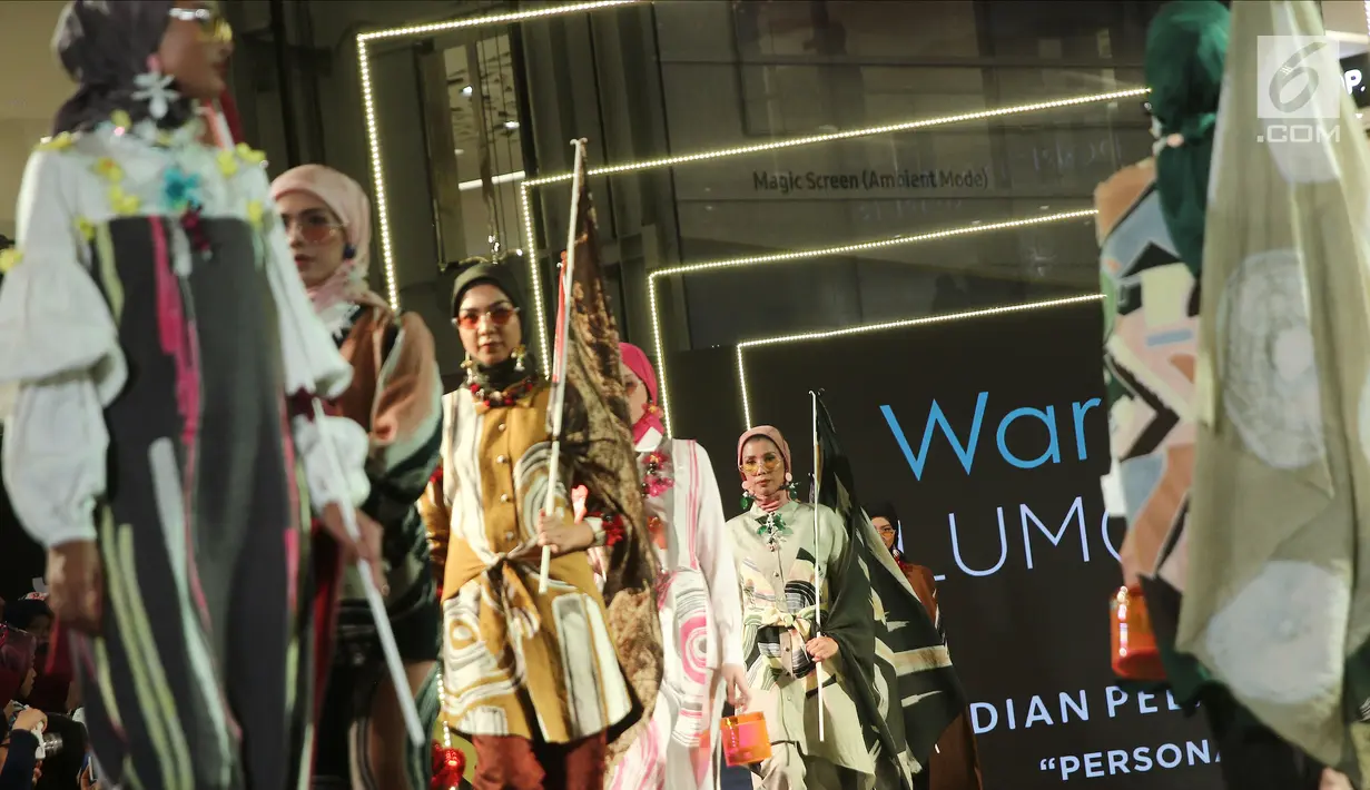 Model membawakan busana rancangan Wardah LUM (INA) x Dian Pelangi saat Jakarta Modest Fashion Week di Gandaria City, Jakarta, Minggu (29/7). Dian Pelangi mengangkat tema 'Persona'. (Liputan6.com/Herman Zakharia)