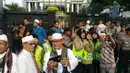 Polwan yang mengawal jalannya unjuk rasa 4 November menjadi sasaran selfie para pendemo (Liputan6.com/Nanda Perdana Putra) 