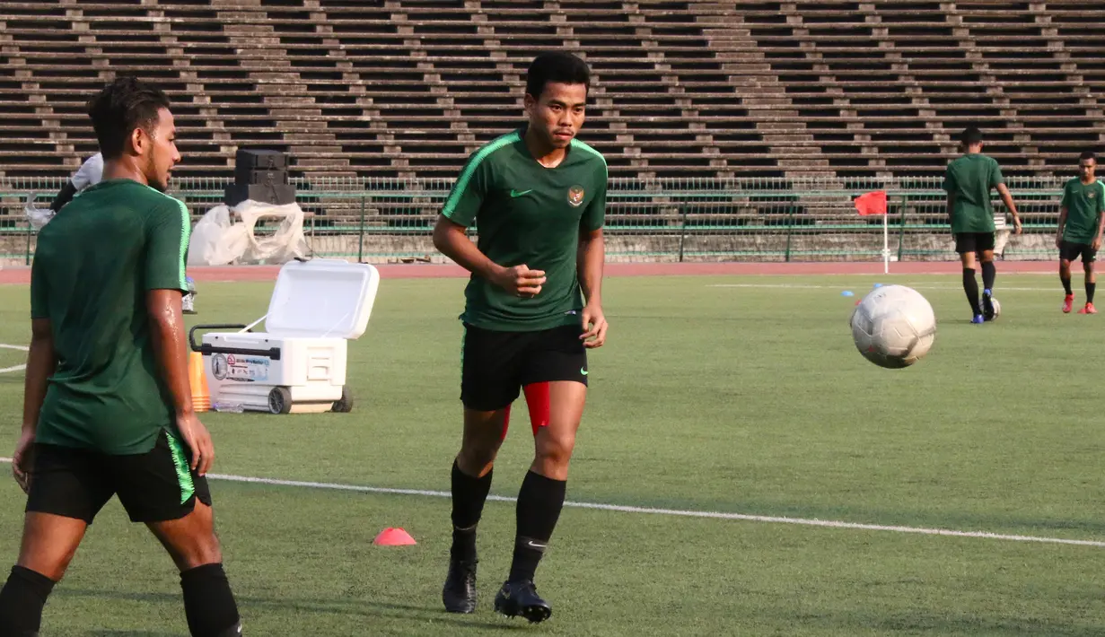 Pemain Timnas Indonesia U-22, Nurhidayat Haris, mengontrol bola saat latihan di Stadion National Olympic, Phnom Penh, Sabtu (23/2). Latihan ini persiapan jelang laga semifinal Piala AFF U-22 melawan Vietnam. (Bola.com/Zulfirdaus Harahap)