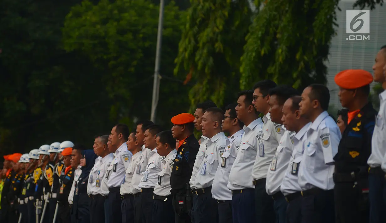 Petugas PT KAI dan personel pengamanan dari Polsuska mengikuti Apel Kesiapan Mudik Lebaran 2018 di lapangan parkir Stasiun Gambir, Jakarta, Selasa (5/6). Apel gelar pasukan dipimpin Menteri Perhubungan Budi Karya Sumadi. (Merdeka.com/Imam Buhori)