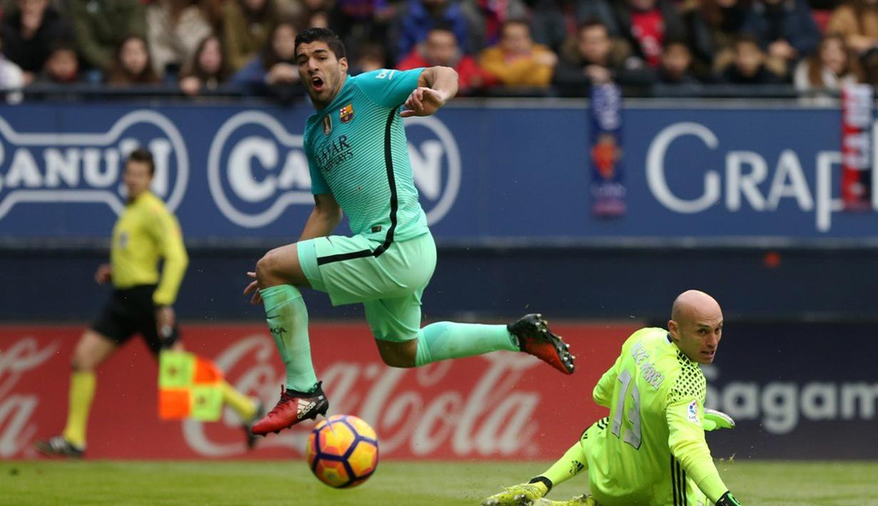 Striker Barcelona, Luis Suarez, melewati hadangan kiper Osasuna, Nauzet Perez. (AFP/Cesar Manso)