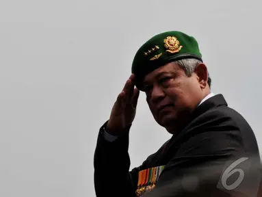 Presiden SBY menghadiri  upacara HUT TNI ke 69 di Dermaga Madura Komando Armada RI Kawasan Timur, Surabaya, Selasa (07/10/2014) (Liputan6.com/Johan Tallo) 