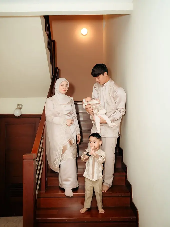 Konsisten Tampil Melayu, Intip 6 Gaya Kompak Keluarga Lesti Kejora dan Rizky Billar Pakai Sarimbit Lebaran Nuansa Earth Tone