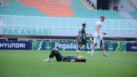 Pemain Persikabo 1973 lesu setelah keok 0-3 dari Adhyaksa FC di Stadion Pakansari, Senin (10/02/2025). (Bola.com/Nandang Permana)