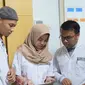 Mahasiswa Universitas Nahdlatul Ulama Surabaya (Unusa) mendesain sebuah aplikasi yang bisa membantu dokter melakukan diagnosis awal. (Foto: Liputan6.com/Dian Kurniawan)