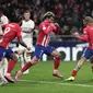 Penyerang Atletico Madrid, Antoine Griezmann disambut rekan-rekannya saat merayakan gol ke gawang Real Madrid pada babak 16 besar Copa del Rey 2023/2024 di Stadion Wanda Metropolitano, Jumat (19/1/2024) dini hari WIB. (Thomas COEX / AFP)