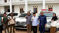 Sekretaris Jenderal Gerindra yang juga Wakil Ketua MPR RI Ahmad Muzani menyerahkan bantuan berupa satu unit mobil ambulance kepada Universitas Islam An Nur di Kota Baru, Lampung Selatan, Kamis (25/5/2023). (Foto: Dokumentasi Gerindra).