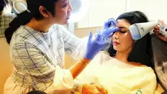 Tyas Mirasih antusias ingin mencoba perawatan tes Skin DNA Genomic di YB Clinic Kemang bersama dr Gaby Syerly.