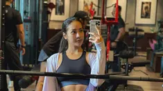 Anya Geraldine selalu tampil curi perhatian di berbagai momen. Seperti saat ia mirror selfie usai berolahraga. Gaya  natural Anya setelah berolahraga ini sukses bikin netizen Tanah Air terpesona. Tak heran foto Anya Selfie ini banjir pujian. (Liputan6.com/IG/@anyageraldine)