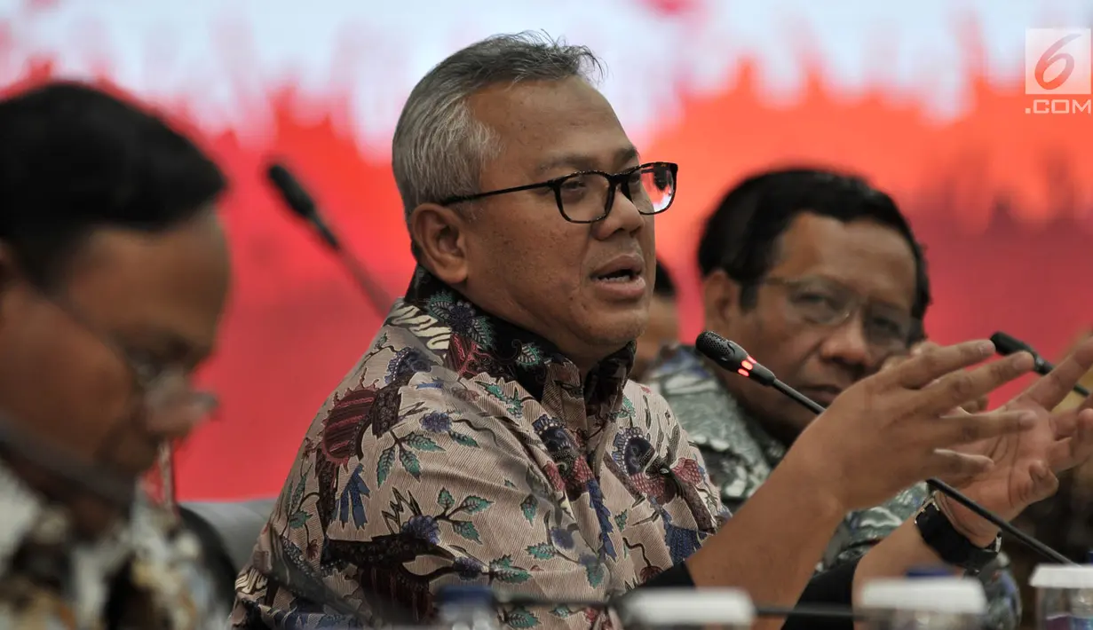 Ketua KPU Arief Budiman saat menggelar pertemuan dengan Gerakan Suluh Kebangsaan di Gedung KPU, Jakarta, Rabu (10/4). Kedatangan Gerakan Suluh Kebangsaan dalam rangka menggelar silaturahmi dan mendukung KPU dalam mewujudkan Pemilu yang fair dan bermartabat. (merdeka.com/Iqbal S. Nugroho)