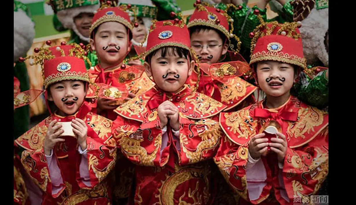 Sejumlah bocah berdandan untuk merayakan Tahun baru Imlek di Hongkong. (shanghaiist.com)