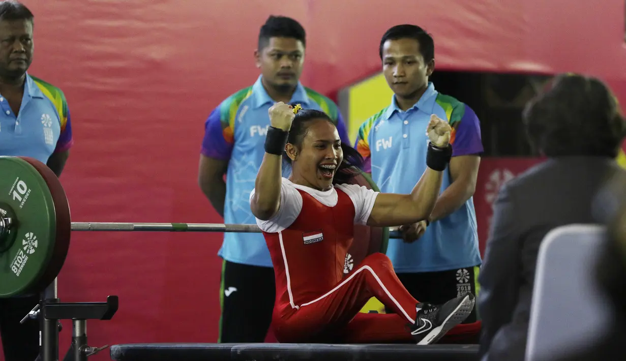 Atlet para angkat berat, Ni Nengah Widiasih, saat beraksi pada Asian Para Games di Balai Sudirman, Jakarta, Minggu (7/10/2018). Ni Nengah berhasil mempersembahkan medali perak dengan total angkatan 97 kg. (Bola.com/M Iqbal Ichsan)