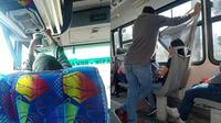 6 Kelakuan Nyeleneh Orang saat Naik Bus Ini Bikin Tepuk Jidat (sumber: Twitter/txtdrrandom Instagram/sukijan.id)