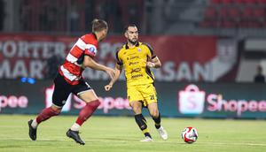 Aksi pemain Persija Jakarta, Jordi Amat (kanan) saat melawan Madura United pada lanjutan BRI Super League 2025/2026 di Stadion Gelora Ratu Pamelingan, Jumat (24/10/2025) malam WIB. (Bola.com/Abdul Aziz).
