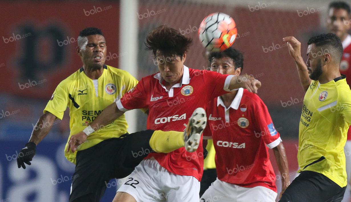 Pemain Persija, Hong Soon Hak (kanan), berebut bola dengan pemain Semen Padang, Vendry R Mofu, dalam laga Torabika Soccer Championship 2016 presented by IM3 Ooredoo di Stadion Utama Gelora Bung Karno, Jakarta, Minggu (8/5/2016). (Bola.com/Arief Bagus)