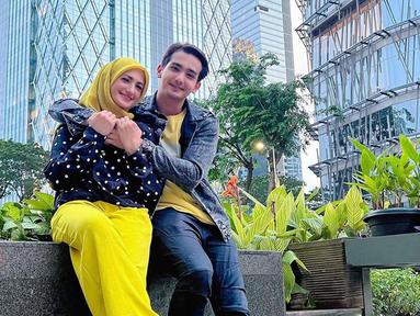 Ibunda masih terlihat awet muda, tak heran jika warganet mengira jika ibunda Mahdy Reza adalah kekasih barunya. Saking banyaknya kometar tak percaya jika wanita yang dirangkul Mahdy adalah ibundanya, bintang sinetron kelahiran Yogyakarta itu sampai menjelaskan di kolom komentar bahwa wanita yang kenakan baju senada dengan dirinya itu adalah ibundanya. (Liputan6.com/IG/@mahdyrez)