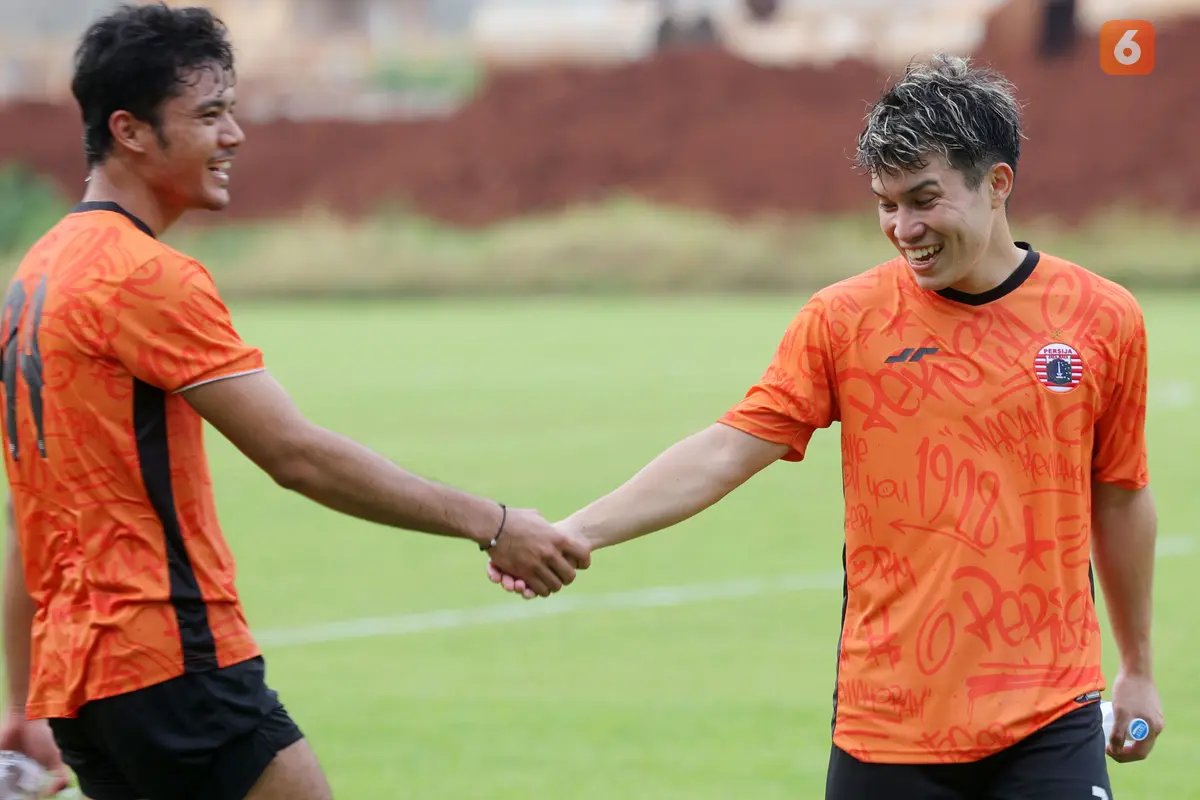 Foto: Pemain Persija Asik-Asik, Ryo Matsumura Ceria di Sesi Latihan Macan Kemayoran