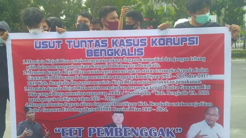 Demonstrasi mahasiswa terkait korupsi jalan di Bengkalis di Kejati Riau.
