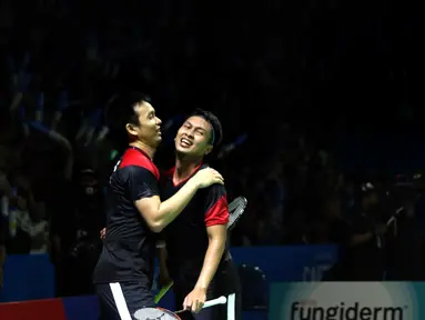 Pebulu tangkis ganda putra Indonesia, M Ahsan/Hendra Setiawan usai melawan Hiroyuki Endo/Yuta Watanabe (Jepang) di di Babak 8 besar Indonesia Open 2019 di Istora Senayan, Jakarta, Jumat (19/7/2019). Hendra/Ahsan unggul 21-15, 9-21, 22-20. (Liputan6.com/Helmi Fitrhiansyah)