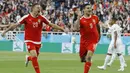 Striker Serbia, Aleksandar Mitrovic, merayakan gol yang dicetaknya ke gawang Swiss, pada laga grup E Piala Dunia di Stadion Kaliningrad, Kaliningrad, Jumat (22/6/2018). Swiss menang 2-1 atas Serbia. (AP/Victor Caivano)