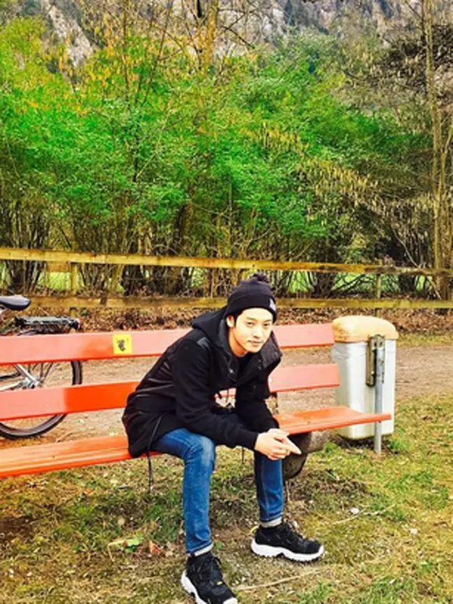 Jung Joo Young terlambat mengetahui berita tewasnya Kim Joo Hyuk. (Instagram/sun4finger)