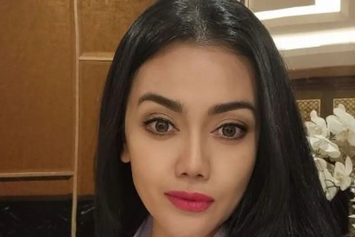 Nia Anggia, adik mendiang Julia Perez pakai seragam SMA (instagram/anggitheperez)