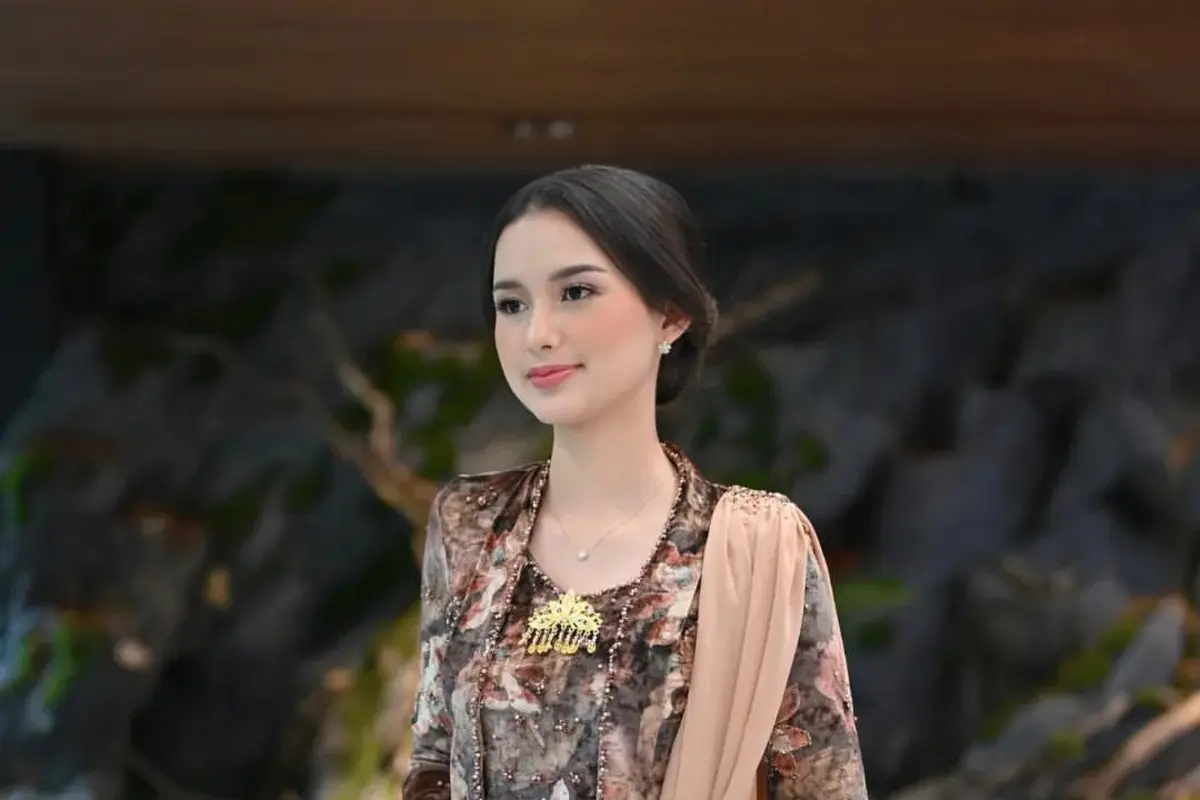 Gaya berkebaya Sarah Menzel