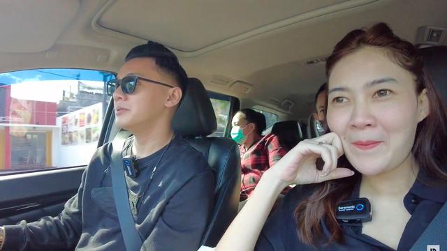 Momen Nella Kharisma dan Dory Harsa Belanja Baju Batik