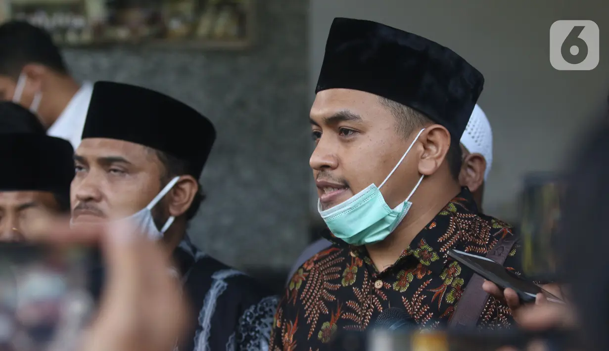 Kuasa hukum Muhammad Rizieq Shihab, Aziz Yanuar saat memberi keterangan kepada media di Polda Metro Jaya, Jakarta, Selasa (1/12/2020). Muhammad Rizieq Shihab belum bisa hadir dalam pemeriksaan dikarnakan kondisi kesehatannya masih kurang sehat. (Liputan6.com/Herman Zakharia)