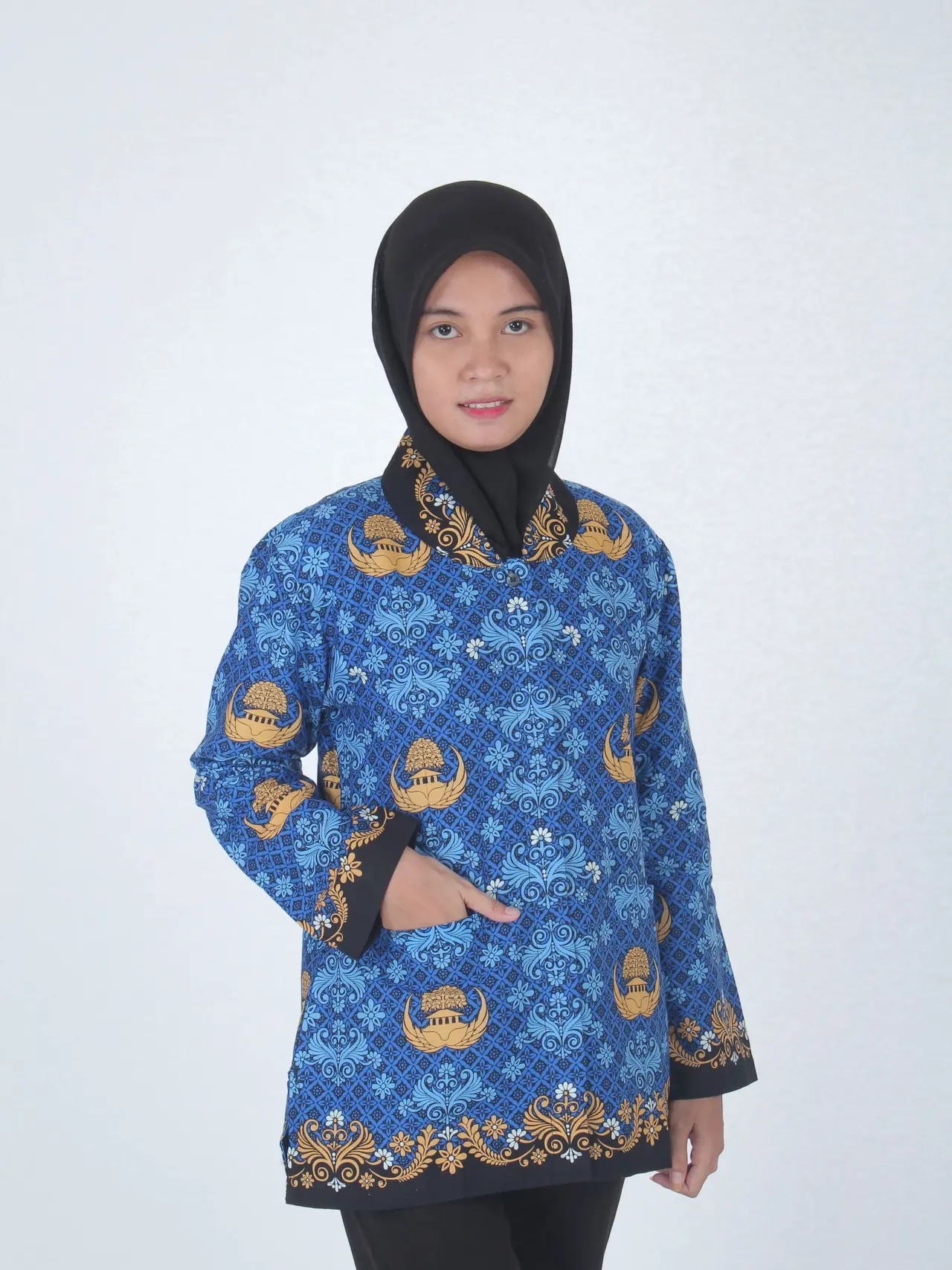 Model Baju Batik Atasan untuk Wanita Kantor, Padukan Keanggunan dengan
