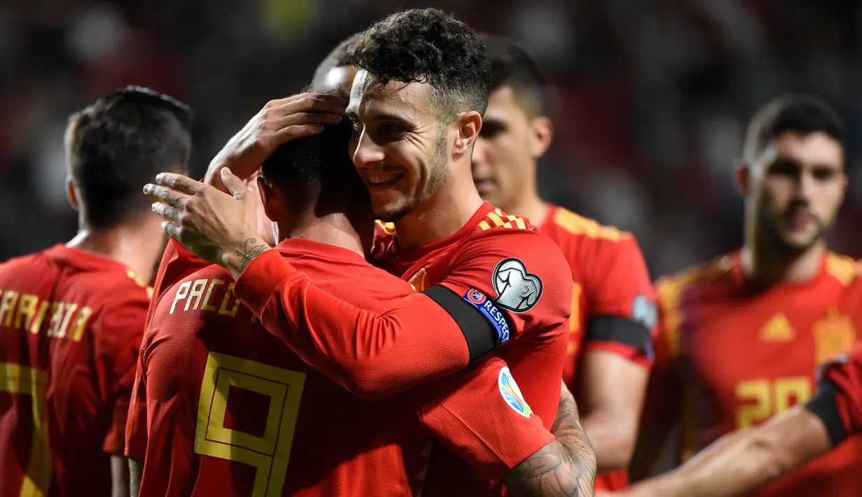 Para pemain Spanyol merayakan gol yang dicetak Paco Alcacer ke gawang Kepulauan Faroe pada laga Kualifikasi Piala Eropa 2020 di Stadion El Molinon, Gijon, Minggu (8/9). Spanyol menang 4-0 atas Kepulauan Faroe. (AFP/Miguel Riopa)